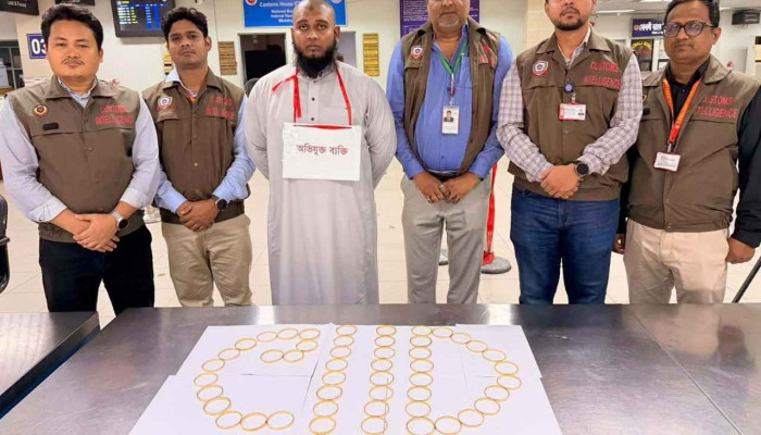 হ্যান্ডব্যাগ তল্লাশি করতেই বেরিয়ে এলো প্রায় ৩ কোটির স্বর্ণের চুড়ি