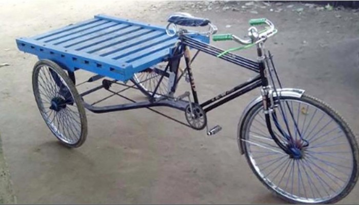 অ্যাম্বুলেন্স চাপায় প্রাণ গেল ভ্যানচালকের