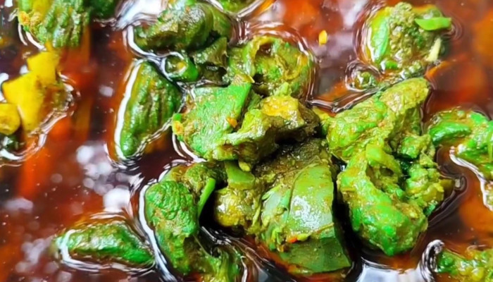 রান্নার দুই মিনিটেই সবুজ গরুর মাংস, থানায় গেলেন ক্রেতারা