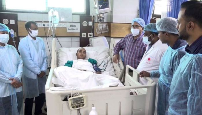 জুলাই শহীদ জুবায়েরের বোনের চিকিৎসার খোঁজ নিলেন প্রধানমন্ত্রী