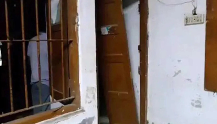 থানার দরজা ভেঙে পালাল ১৭ কিশোর গ্যাং সদস্য