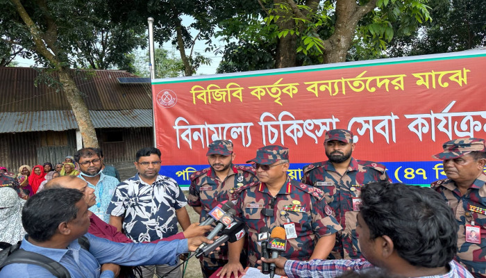 কুষ্টিয়া সীমান্তে বন্যার্তদের বিনামূল্যে চিকিৎসাসেবা ও ওষুধ দিল বিজিবি