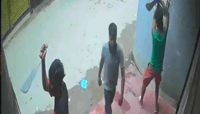আদাবরে বাড়িতে চাপাতি নিয়ে হামলা, গুলিবিদ্ধ ২, গ্রেপ্তার ১০