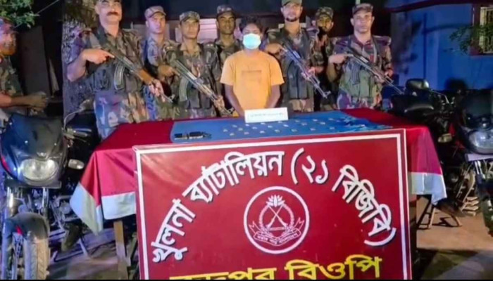 শার্শা সীমান্তে ২৬ পিস স্বর্ণের বারসহ পাচারকারী গ্রেফতার