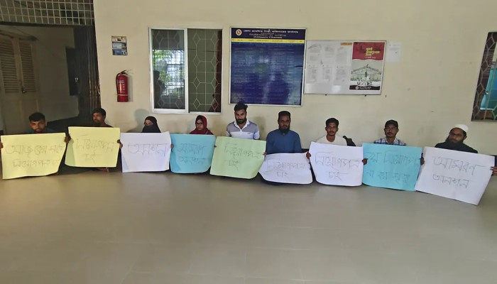 দিনভর অনশন, মধ্যরাতে নিয়োগপত্র পেলেন ২০ প্রাথমিক শিক্ষক প্রার্থী