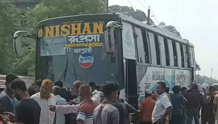কালীগঞ্জে বাসের ধাক্কায় প্রাণ গেল কসাইখানা পরিদর্শকের