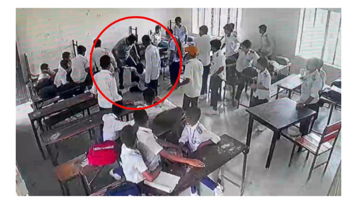 শ্রেণিকক্ষে ঢুকে ষষ্ঠ শ্রেণির ছাত্রকে তিনবার আছাড়, সহপাঠীর বাবা আটক