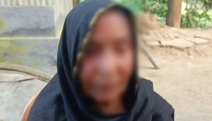 ৭০ বছরের বৃদ্ধের বাড়িতে ৮০ বছরের বৃদ্ধার অনশন