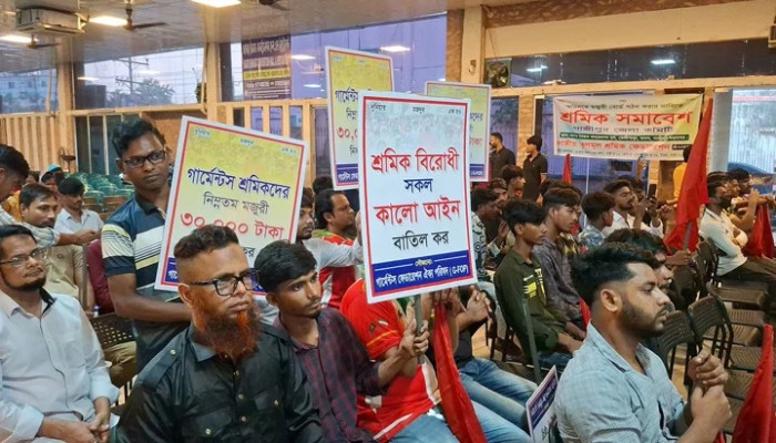 গার্মেন্টস শ্রমিকদের ন্যূনতম মজুরি ৩০ হাজার টাকার দাবিতে সমাবেশ
