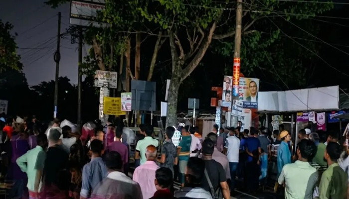 গৌরনদীতে বাস টার্মিনালে ককটেল বিস্ফোরণ ঘটিয়ে সংঘর্ষ, আহত ২০