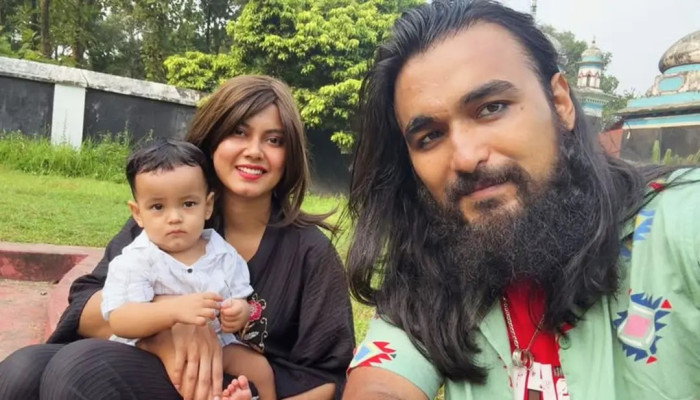 ছেলেকে গান শোনাচ্ছেন, নোবেলের ‘ফ্যামিলি ম্যান’ রূপে কি বিতর্ক ঘুচল?