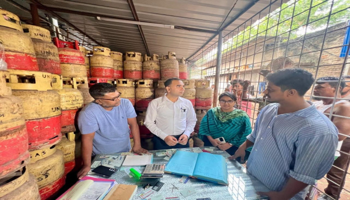 গ্যাস সিলিন্ডারসহ নিত্যপণ্যের বাজারে অভিযান, ১১৯ প্রতিষ্ঠানকে জরিমানা