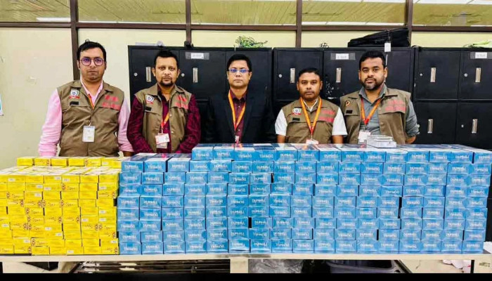 শাহজালালে তিন যাত্রীর ব্যাগে ৩২ লাখ টাকার বিদেশি সিগারেট