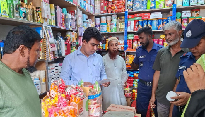 বিদেশি কসমেটিকসে স্টিকার নেই, চাঁদপুরে ৩ প্রতিষ্ঠানকে জরিমানা
