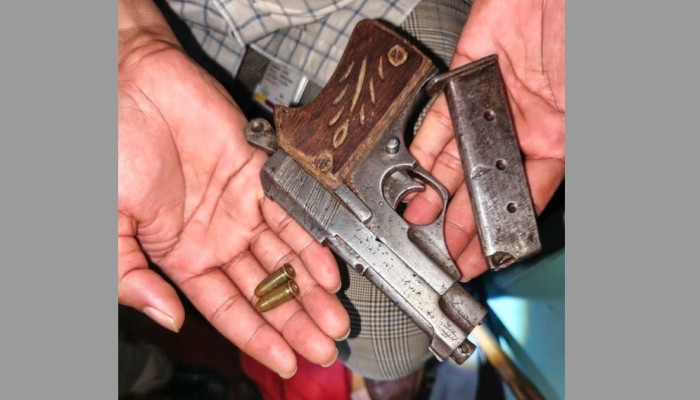 খুলনায় পিস্তলসহ গ্রেফতার ১