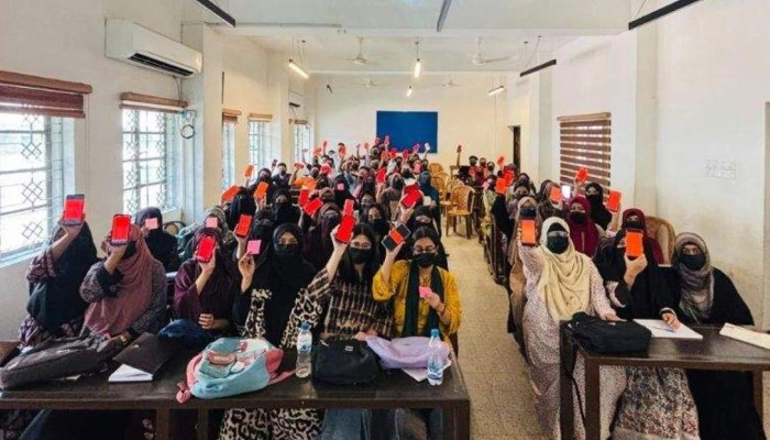 ঢাবি শিক্ষক তাসনিম সিরাজকে লাল কার্ড দেখালেন শিক্ষার্থীরা