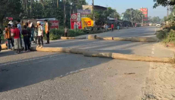 লক্ষ্মীপুরে ড্রাম-ট্রাকের চাপায় ভ্যানচালক নিহত, সড়ক অবরোধ