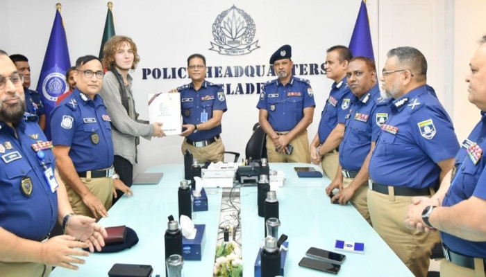 জার্মান পর্যটকের উদ্ধার ল্যাপটপ হস্তান্তর করেছে পুলিশ