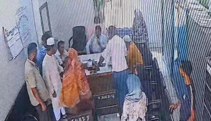 স্কুলশিক্ষিকাকে বিএনপি নেতার থাপ্পড়, ভিডিও ভাইরাল