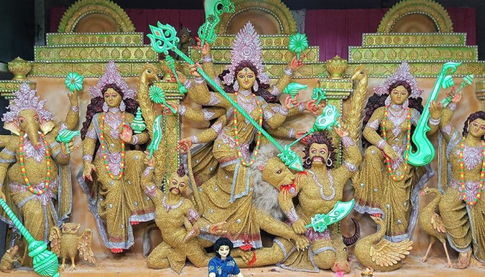 মাটির প্রতিমার রূপ ছাপিয়ে ধানের সুনিপুণ কারুকাজে দেবী দুর্গা