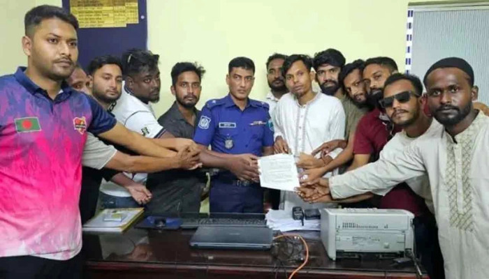 আমির হামজার মাহফিলে রাজনৈতিক বক্তব্য বন্ধে প্রশাসনকে ছাত্রদলের স্মারকলিপি