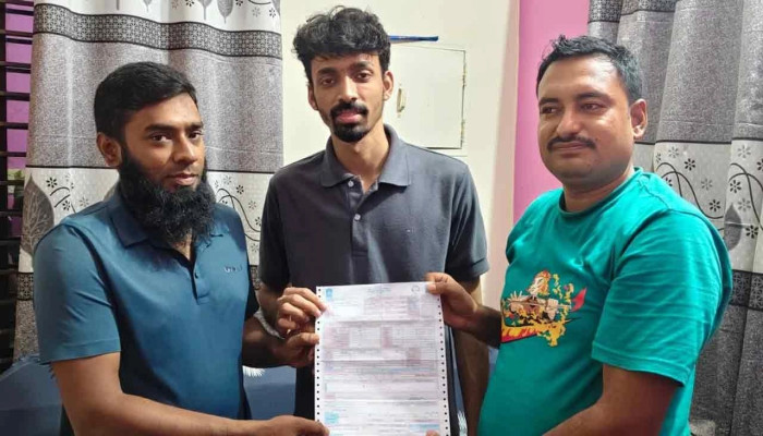 রাতে গ্রাহকের বাড়িতে হাজির পল্লী বিদ্যুতের ডিজিএম, লাখ টাকার বিল নামলো ১১৮২ টাকায়