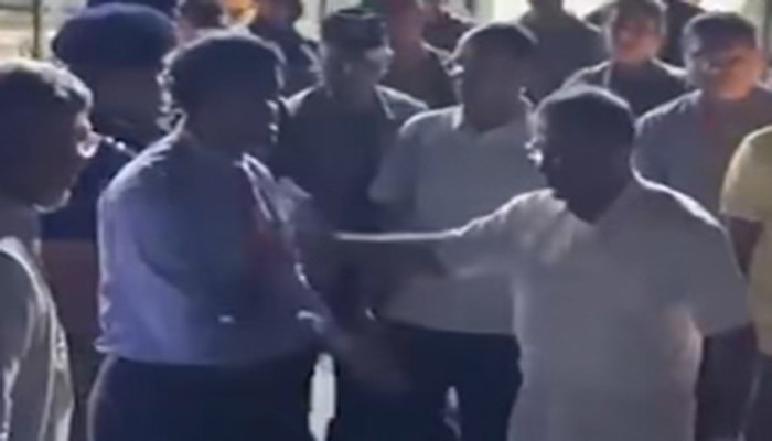 প্রধানমন্ত্রীর সঙ্গে কোলাকুলির চেষ্টা, রাজশাহীর বিভাগীয় কমিশনার ওএসডি