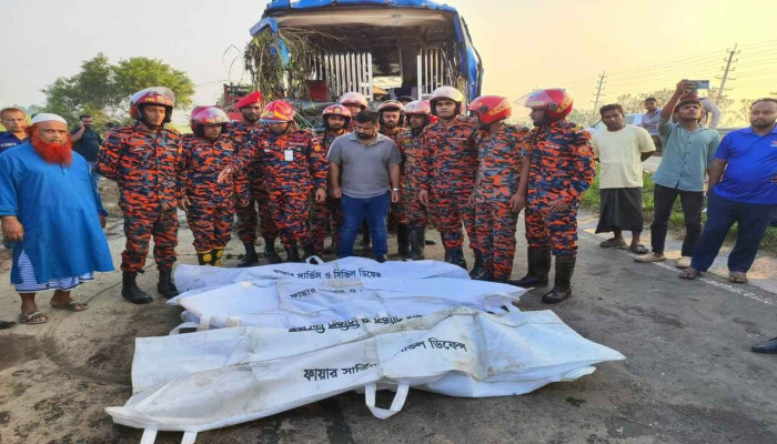 দুই জেলায় সড়কে প্রাণ গেল ৬ জনের, আহত ১৮