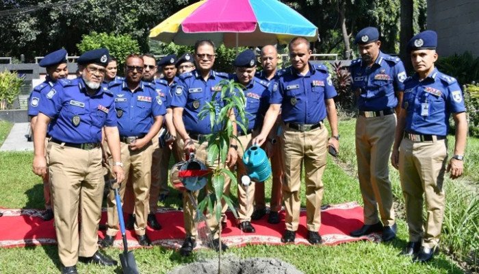 পুলিশের বৃক্ষরোপণ কর্মসূচির উদ্বোধন করলেন আইজিপি